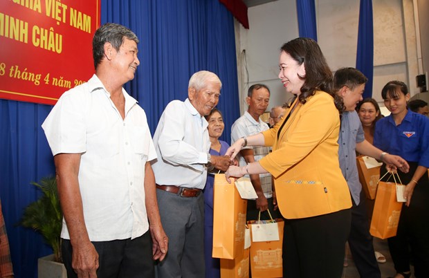 Acting President Xuân presents gifts to disadvantaged people