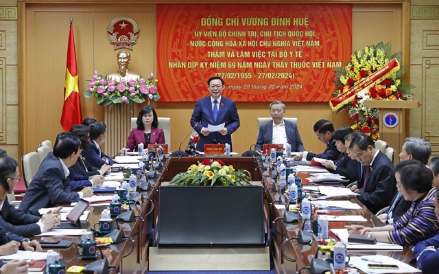 NA Chairman Vương Đình Huệ praises health sector’s glorious work