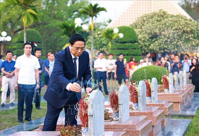 PM offers incense to fallen soldiers in Điện Biên Phủ