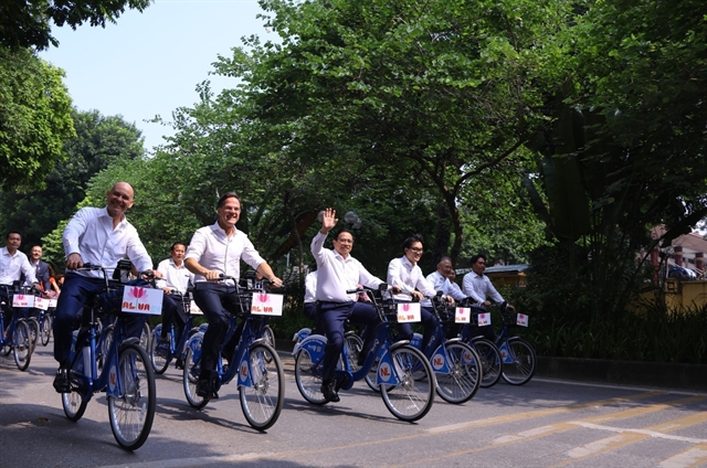 Vietnamese, Dutch PMs bike to explore Hà Nội's beauty