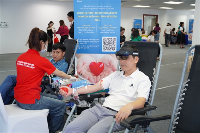 Abbott’s employees donate blood, experiencing mixed reality in Việt Nam