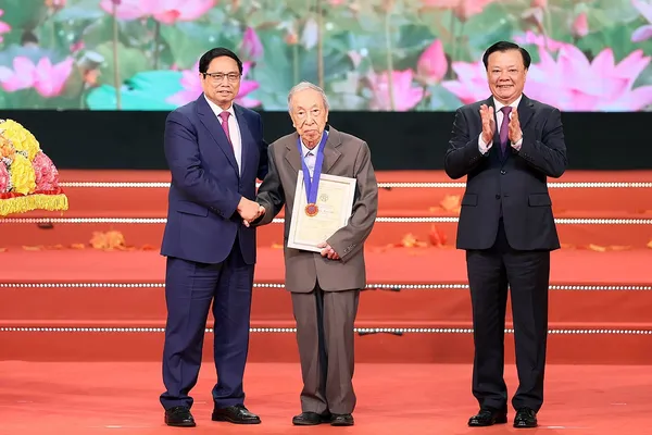 Ten outstanding citizens honoured for their contributions to Hà Nội's development