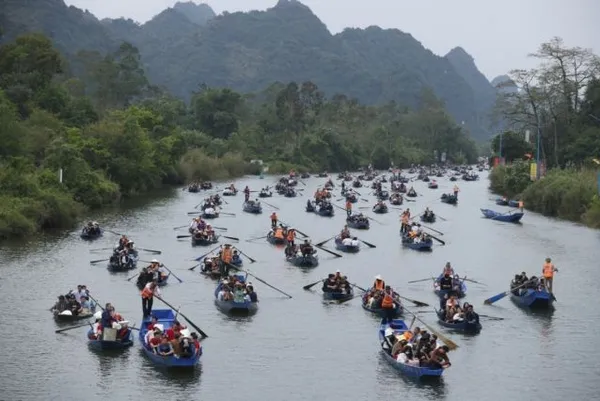 Hương Pagoda Festival attracts tourists from across the nation