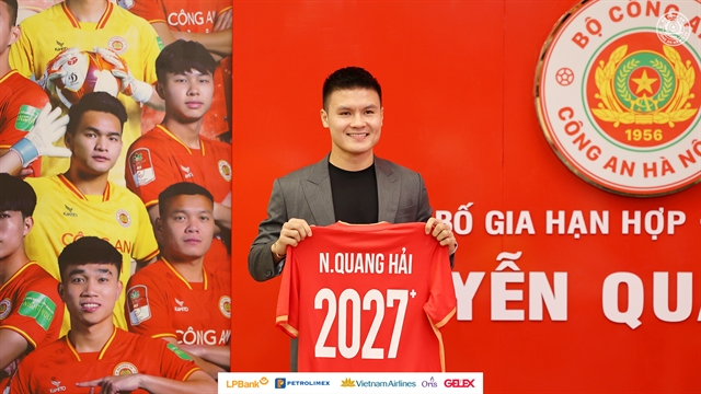 Hải signs record-breaking contract with Hà Nội Police