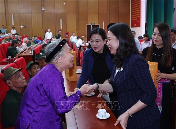 Acting President presents gifts to revolution contributors in Thái Nguyên