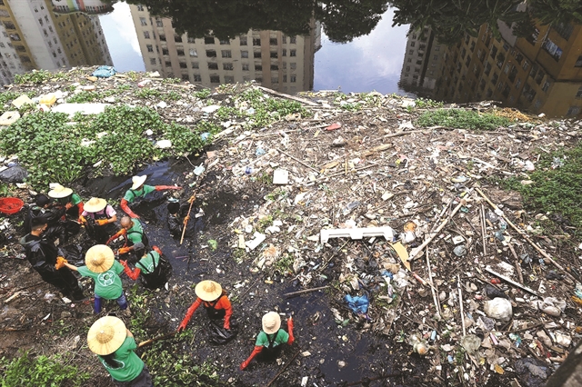 Young volunteers of Hà Nội Xanh clean up the rivers of the city