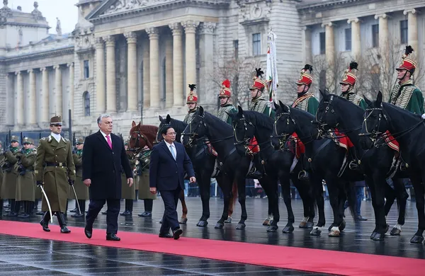 Hungarian PM hosts welcome ceremony for Vietnamese counterpart