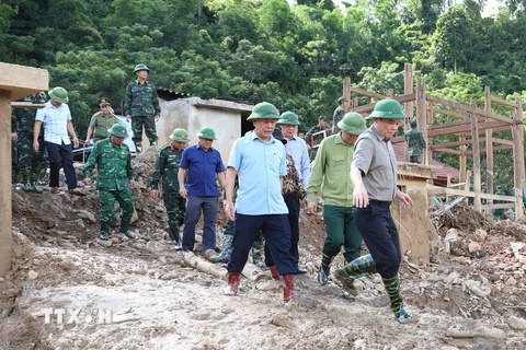 Phó Thủ tướng Trần Lưu Quang kiểm tra khắc phục hậu quả lũ quét tại xã Mường Pồn