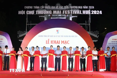 Nhiều sản phẩm vùng miền đặc trưng tại Hội chợ thương mại Festival Huế năm 2024