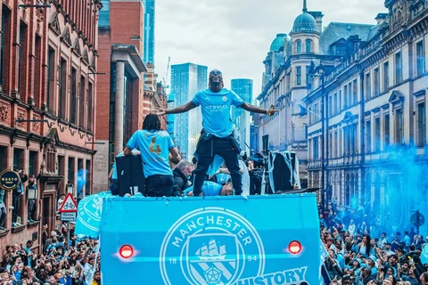 Man City rước Cúp vô địch Premier League giữa 'biển người' ở Manchester