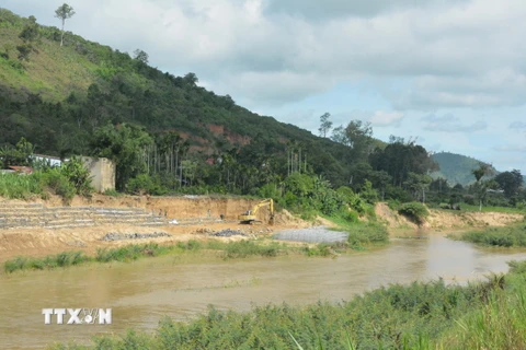 Đắk Lắk: Người dân ngăn cản công ty khai thác cát vì lo ngại sạt lở bờ sông