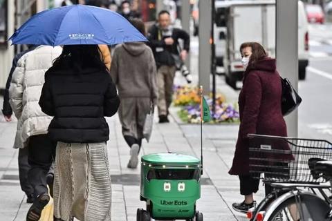 Ứng dụng Uber Eats lần đầu giao đồ ăn bằng robot tại Thủ đô Tokyo