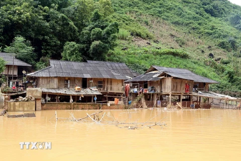 Nước lũ ở Sơn La dâng cao, gần 30 hộ dân phải di dời đến nơi an toàn