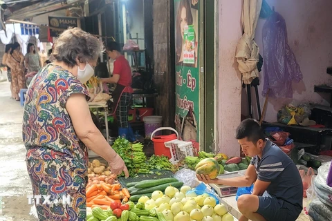 Hà Nội: Thực phẩm dồi dào, giá rau xanh "hạ nhiệt" sau mưa bão