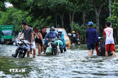 Nhiều tuyến phố tại Hà Nội vẫn ngập chìm trong 'biển nước'