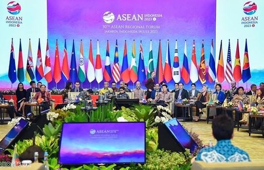 Vietnam attends 30th ASEAN Regional Forum