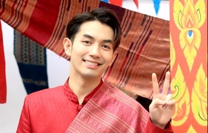 Student from Laos falls in love with Vietnamese dance