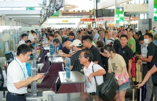 Airports serve nearly 1.8 million passengers during Reunification Day-May Day holidays