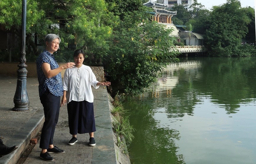 Australian Foreign Minister enjoying autumn in Hanoi