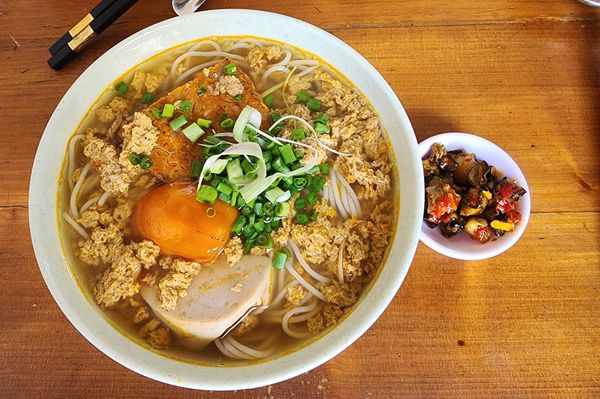 South-central Vietnam shop offers fresh take on crab noodle soup