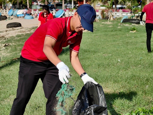 Gần 1,000 CBNV SeABank ra quân làm sạch bờ biển tại 11 tỉnh thành, hướng tới phát triển bền vững