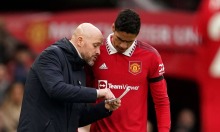 Varane ca ngợi Ten Hag vì đổi băng đội trưởng của Man Utd