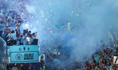 Man City rước Cup giữa biển người ở Manchester