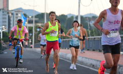 Trịnh Quốc Lượng chạy chân đất vẫn về nhất VnExpress Marathon Nha Trang