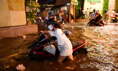 Nhiều đường ở Sài Gòn ngập sâu sau mưa lớn