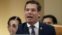 Eric Swalwell né tránh câu hỏi liệu Bob Menendez có nên từ chức hay không