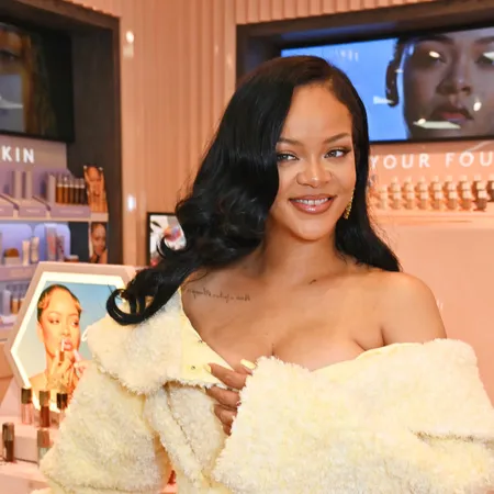 Rihanna vừa chứng minh rằng "Ede-Season" này luôn ở trên sân bay