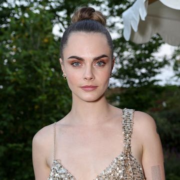 Chị Cara Delevingne mở đầu cuộc hành trình đầy nhiệt huyết