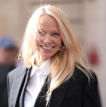 Pamela Anderson đi trang điểm ở Paris