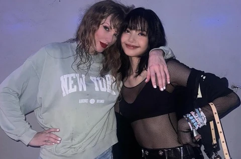 Lisa chung khung hình với Taylor Swift