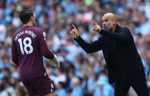 Van Basten chỉ trích Pep Guardiola thiếu chuyên nghiệp