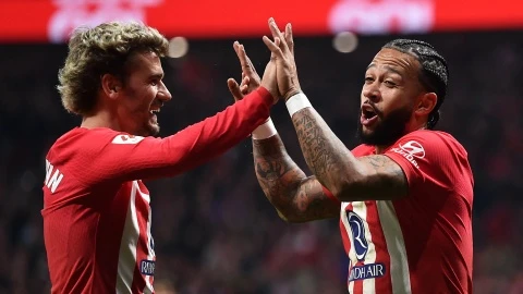 Griezmann nhận món quà đặc biệt từ Depay