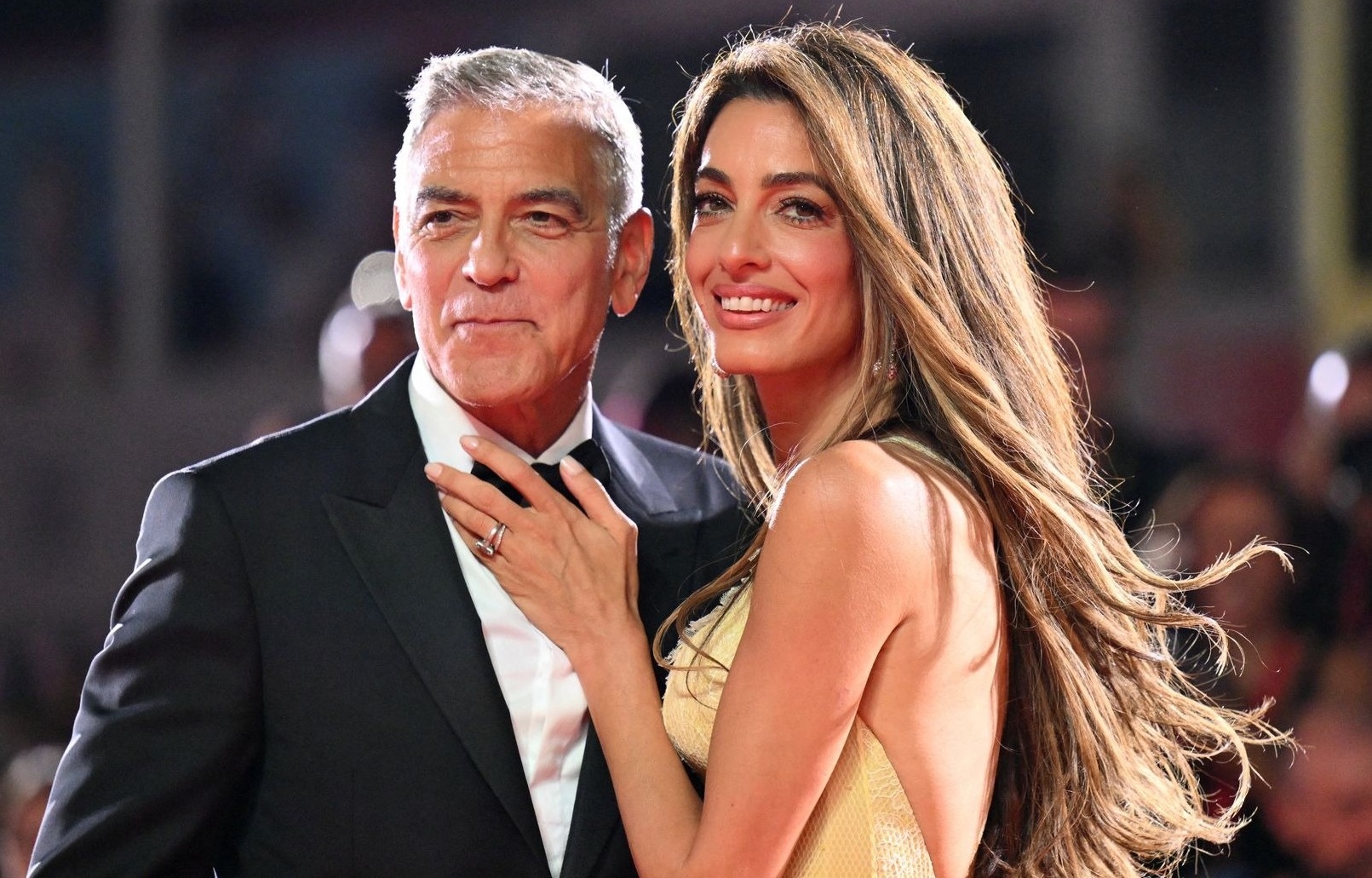 Vợ chồng 'gã đầu bạc' George Clooney gây chú ý