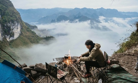 Cắm trại 'nghìn sao' trên vách đá ở Hà Giang