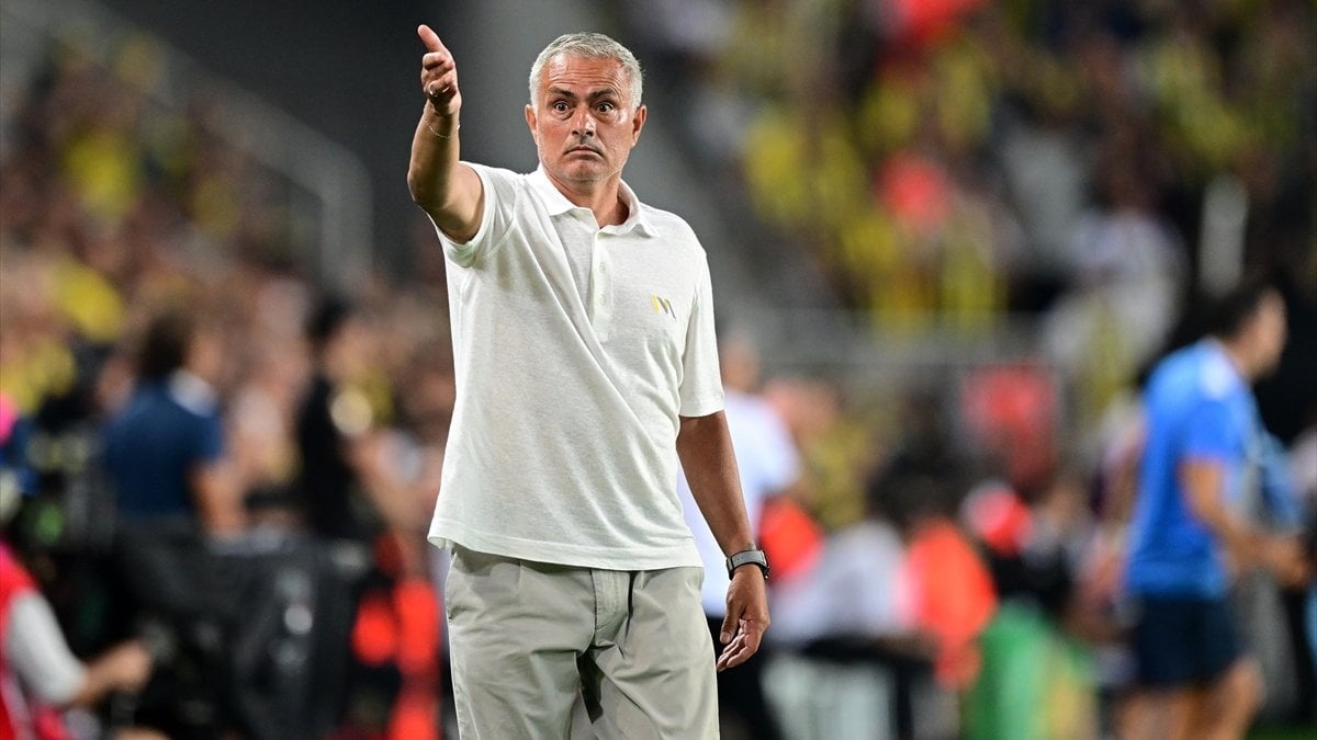 Mourinho bị phạt chỉ sau 15 phút ra mắt CLB mới