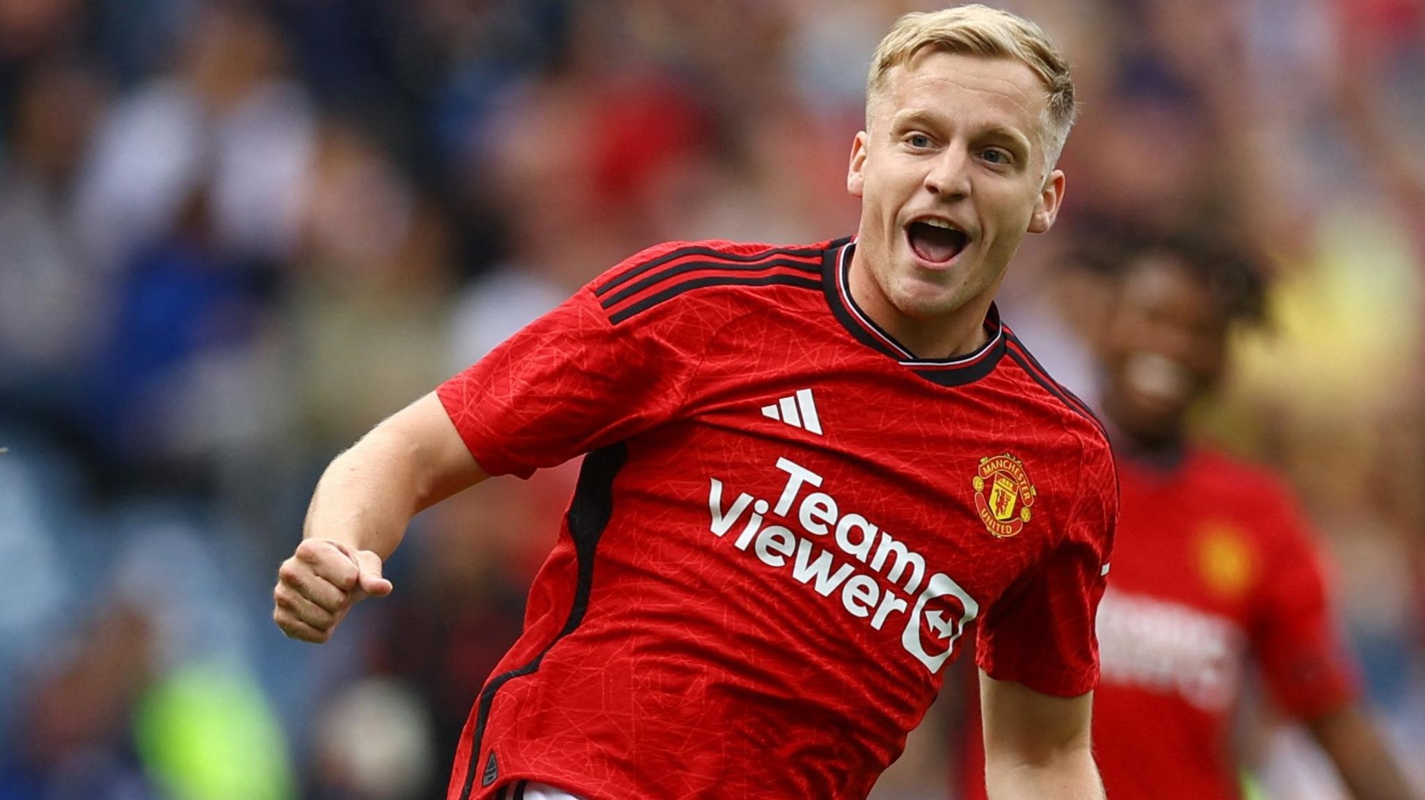 MU bán lỗ Van de Beek