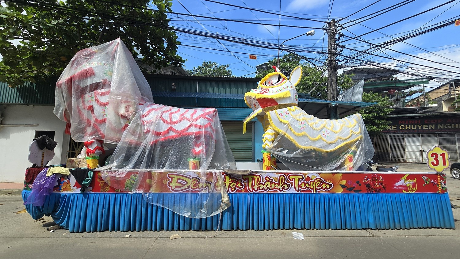 Đèn lồng khổng lồ ở Tuyên Quang 'bất động' trong bão lũ