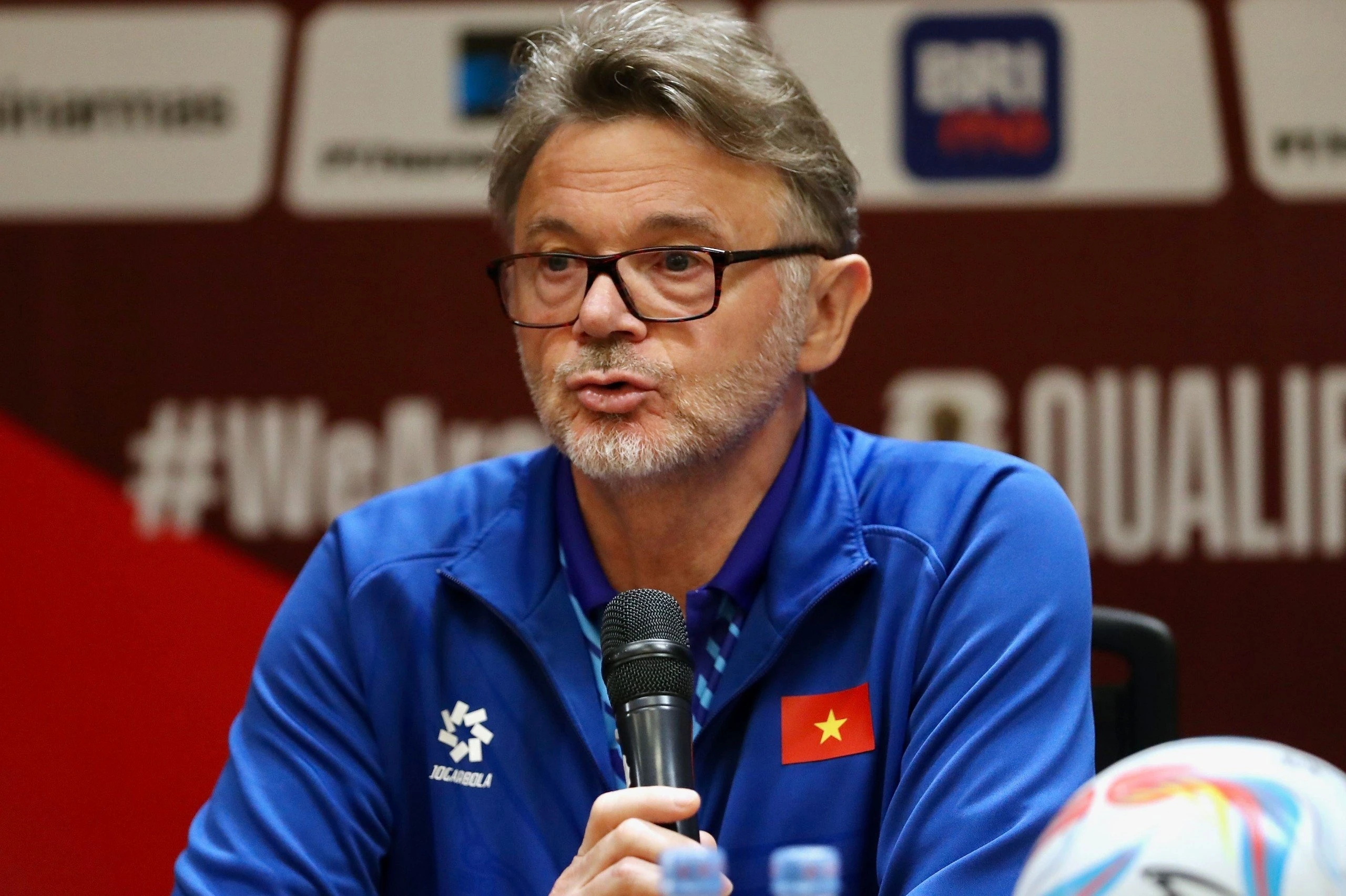 HLV Troussier: 'Nhiều người nói tôi đang phá bóng đá Việt Nam'