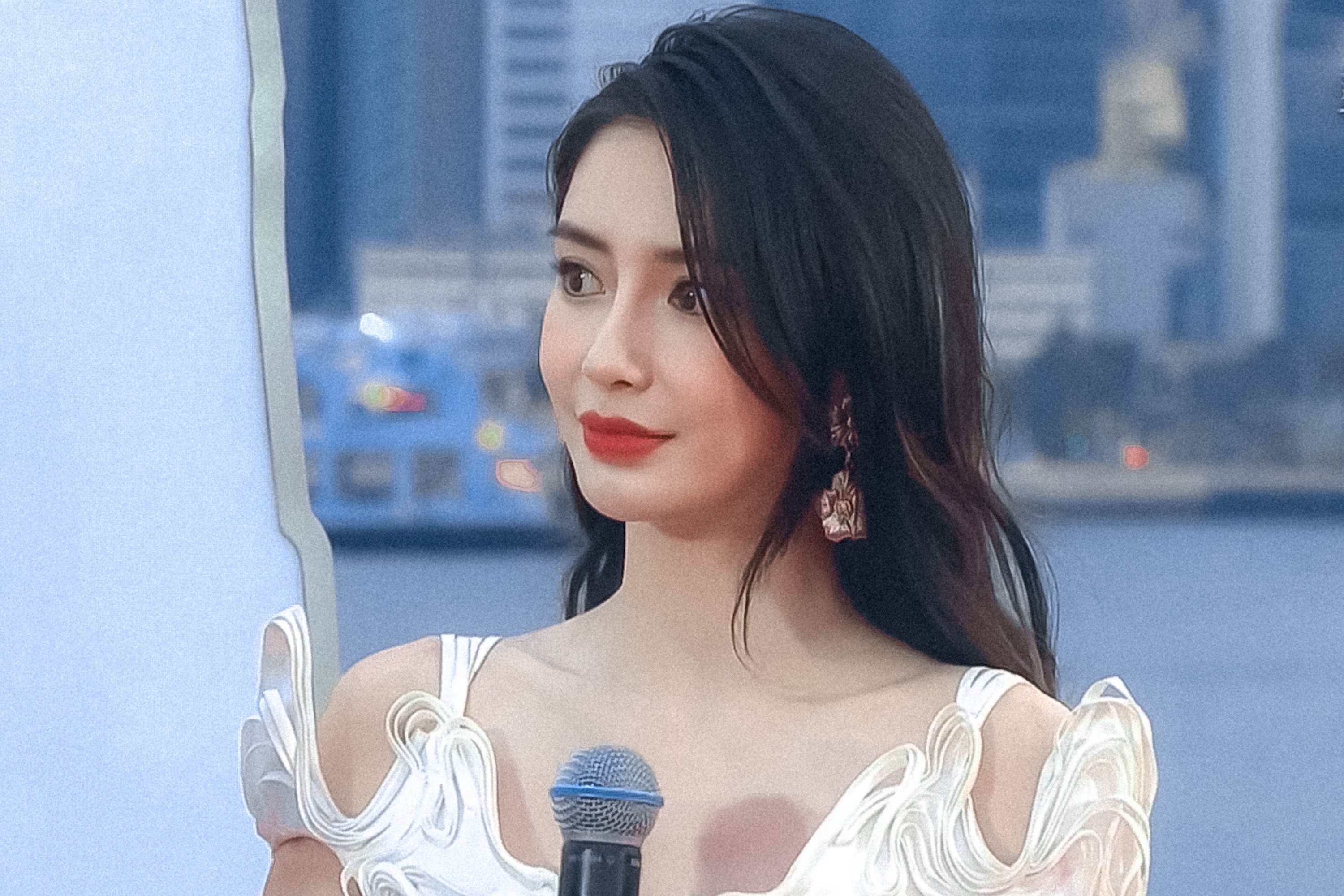 Phản ứng của Angelababy khi bị hỏi về vụ cấm sóng