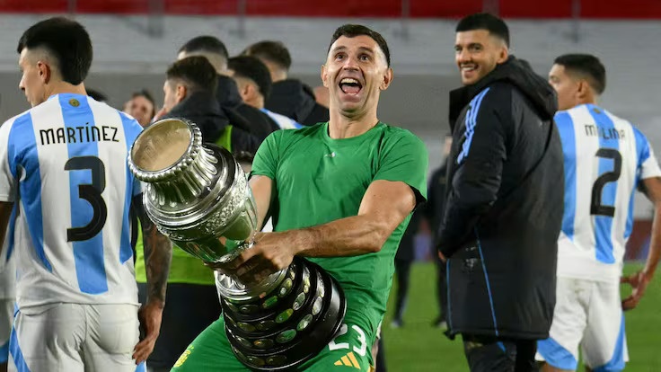 Emiliano Martinez xin lỗi