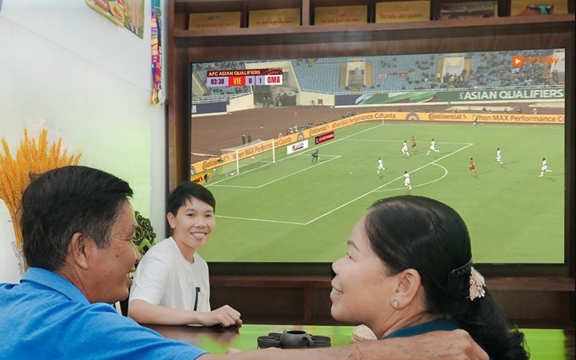 Thủ môn Kim Thanh cổ vũ tuyển Việt Nam tại Asian Cup qua TV 98 inch