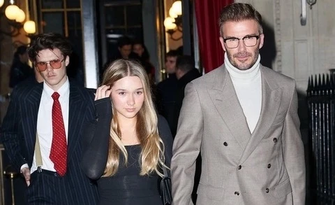 Harper Beckham nổi bật tại show thời trang của mẹ