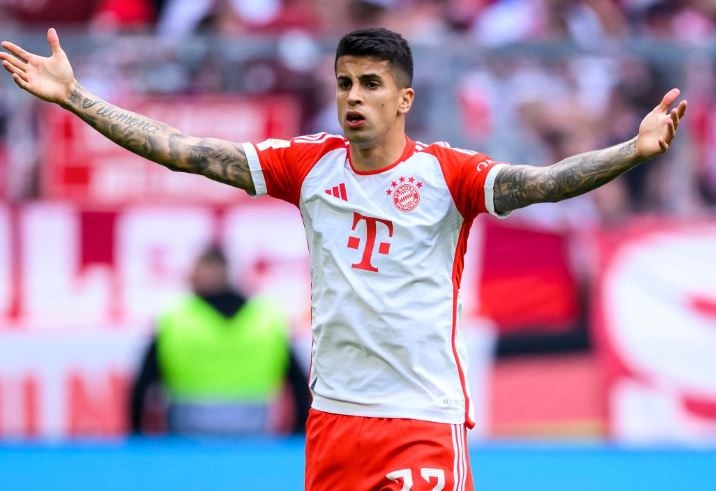 Pep Guardiola không cho Cancelo ở lại Man City