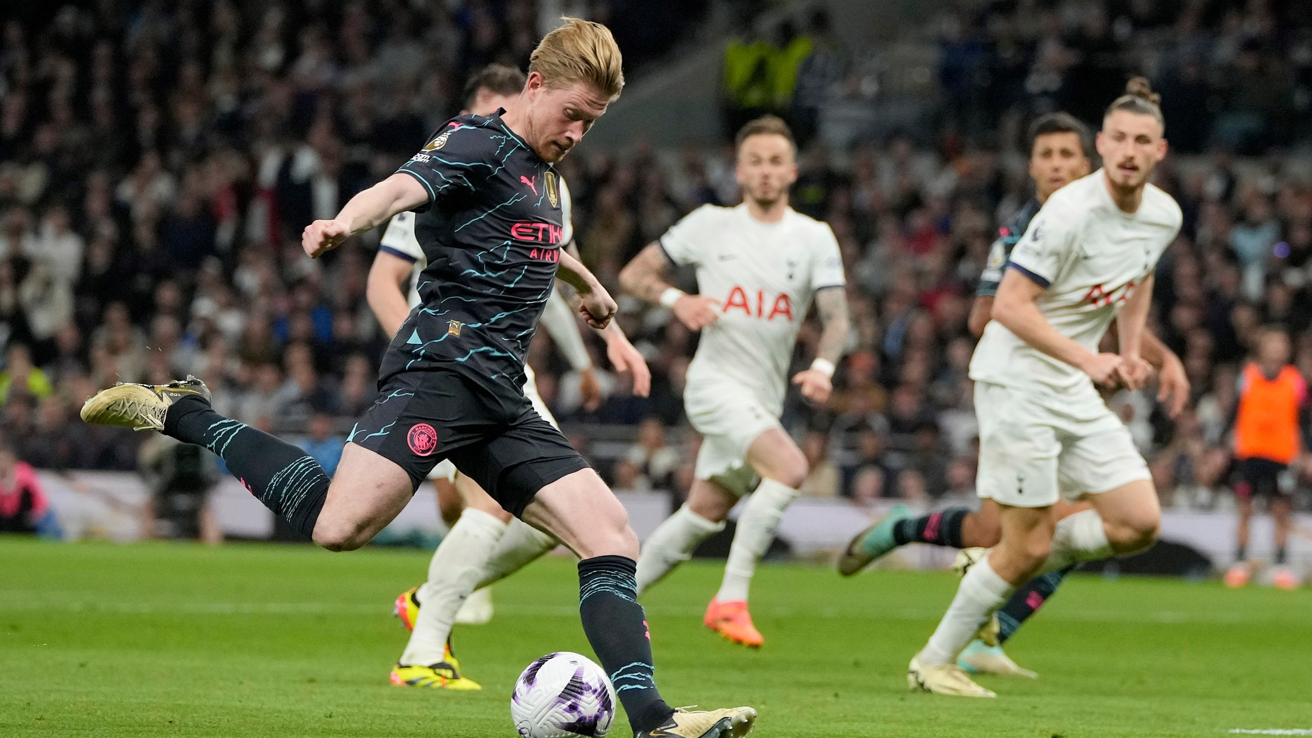 VAR sai khi công nhận bàn của Man City