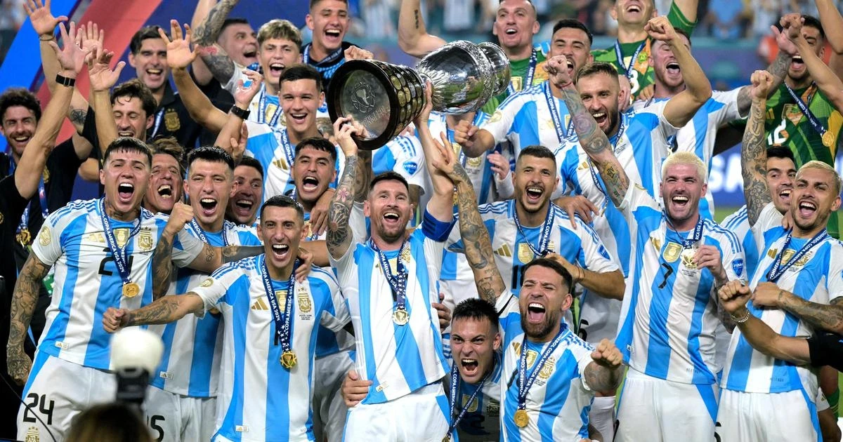 Khoảnh khắc Messi cùng Argentina nâng cúp Copa America 2024