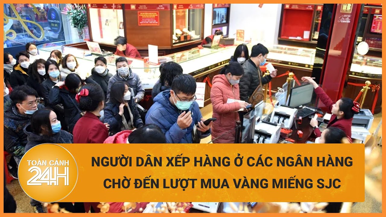 Người dân xếp hàng dài ở các Ngân hàng chờ đến lượt mua vàng miếng SJC | Toàn cảnh 24h